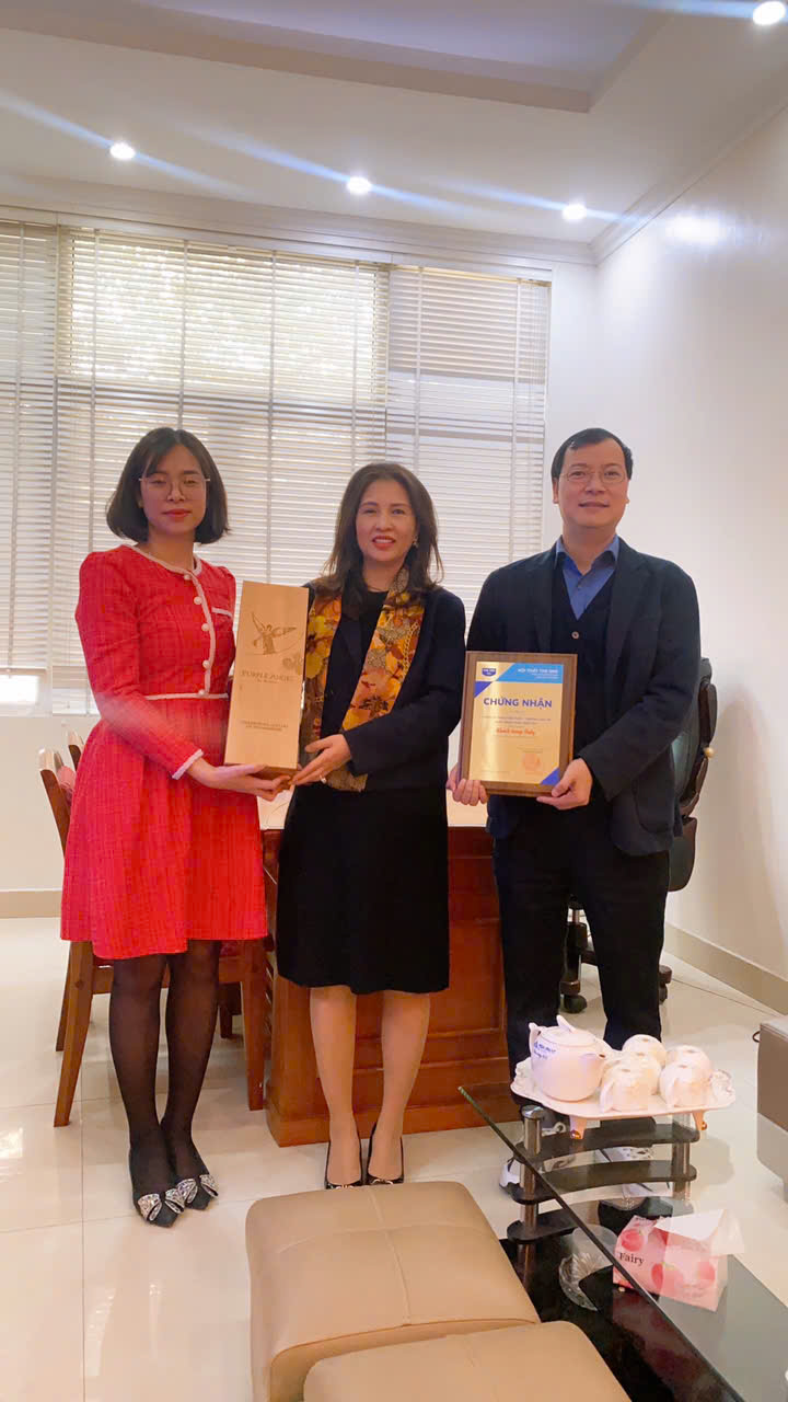 Ban lãnh đạo Nội thất The One thăm Giám Đốc Đức Duy